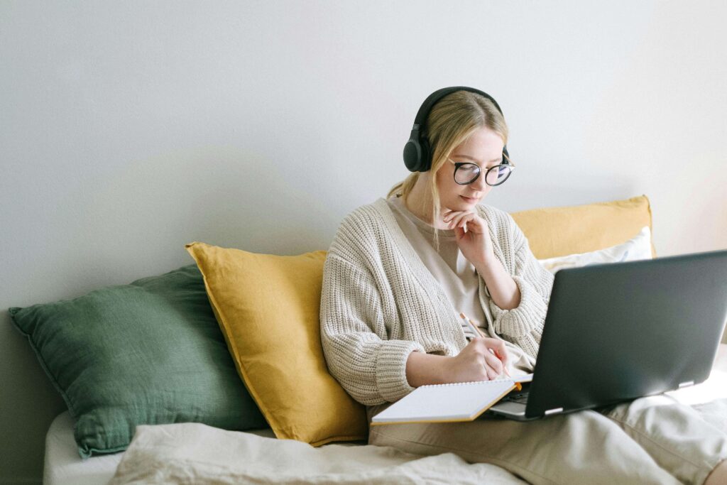 A woman sitting on a bed with a laptop & notebook, listening to an online course. If you're a therapist looking for online CE courses, you're in the right place. Explore our therapist continuing education courses today. 
